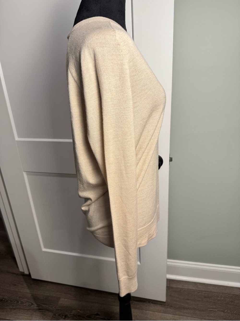 THEORY ivory Beige Long Sleeve V-Neck lightweight Sweater soft wool - Picture 3 of 9
